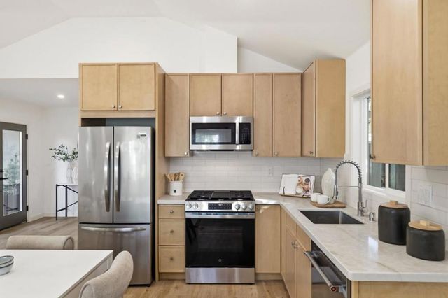 715 Roosevelt Avenue, Redwood City, CA 94061