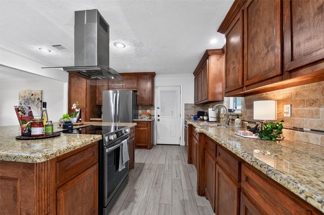 10407 Winding Trail Road, La Porte, TX 77571