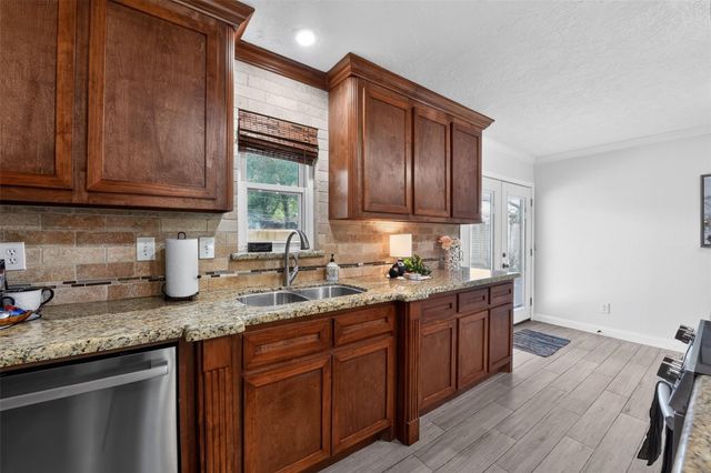 10407 Winding Trail Road, La Porte, TX 77571