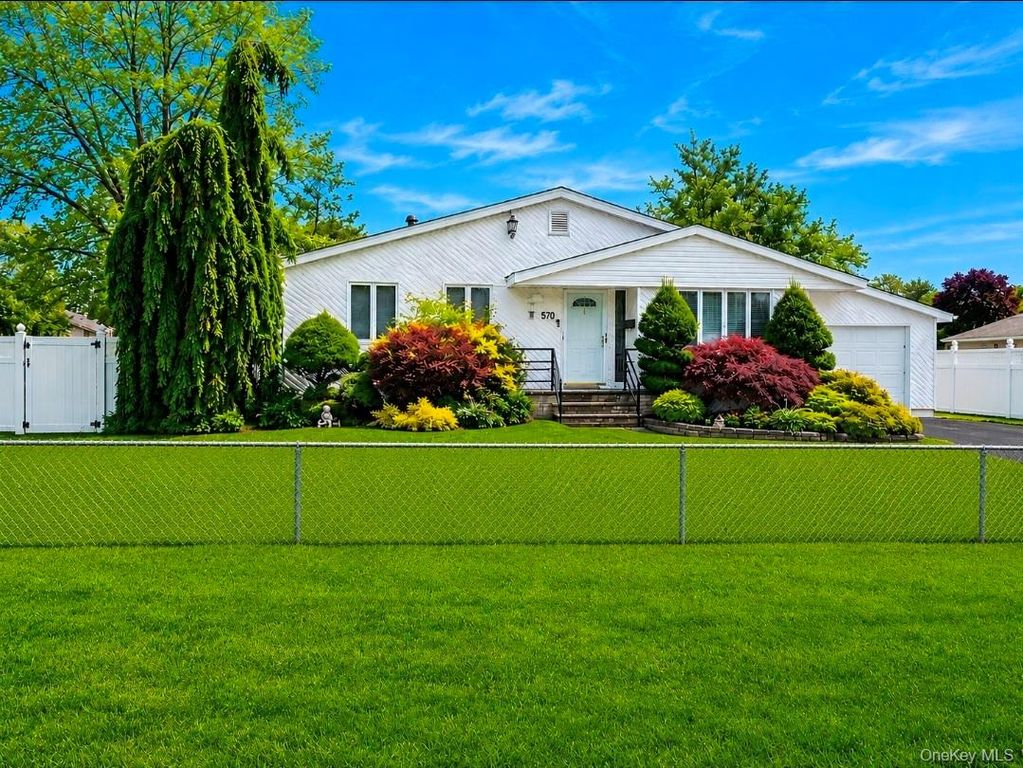 170 W 9th Street, Deer Park, NY 11729
