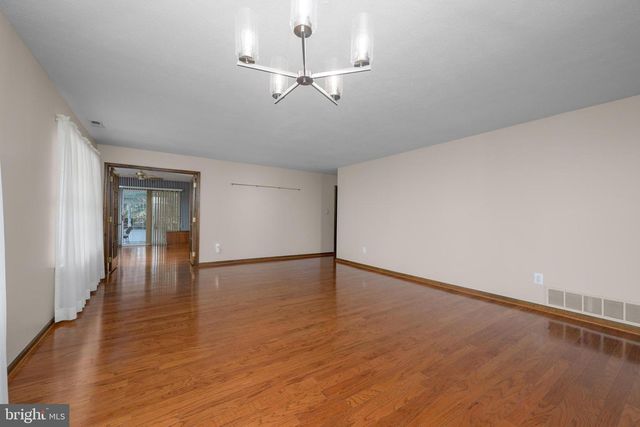 668 CASCADE DR S, Mount Laurel, NJ 08054