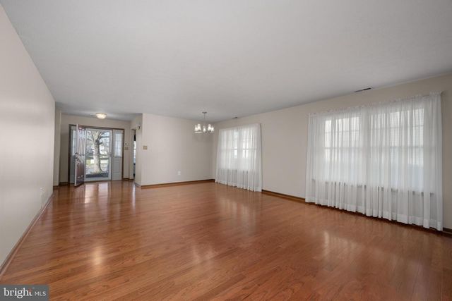 668 CASCADE DR S, Mount Laurel, NJ 08054