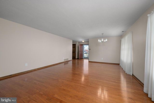 668 CASCADE DR S, Mount Laurel, NJ 08054