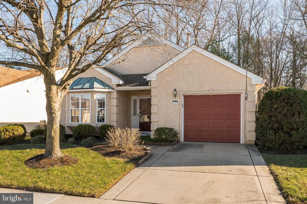 668 CASCADE DR S, Mount Laurel, NJ 08054