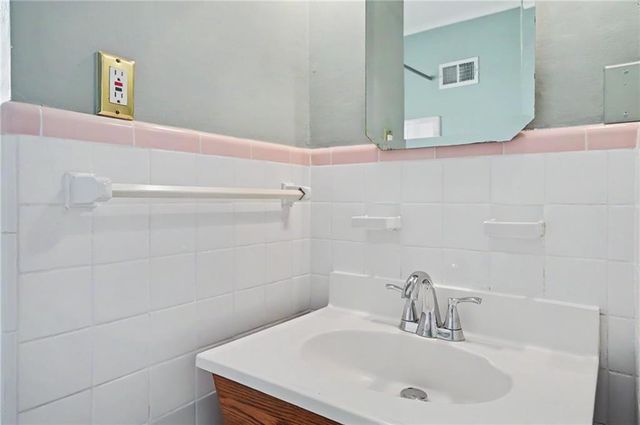 5212 W 57th Terrace, Roeland Park, KS 66205