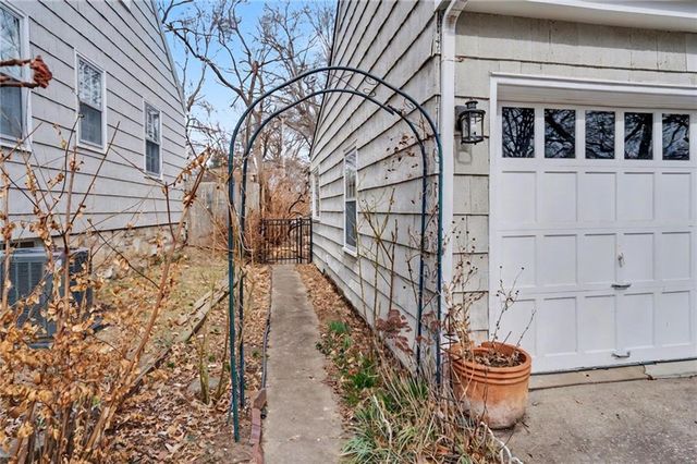 5212 W 57th Terrace, Roeland Park, KS 66205