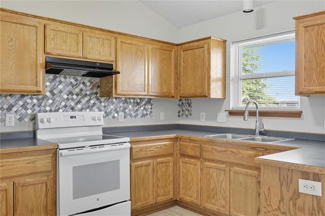 1110 BUTTERCUP Street, Smithville, MO 64089