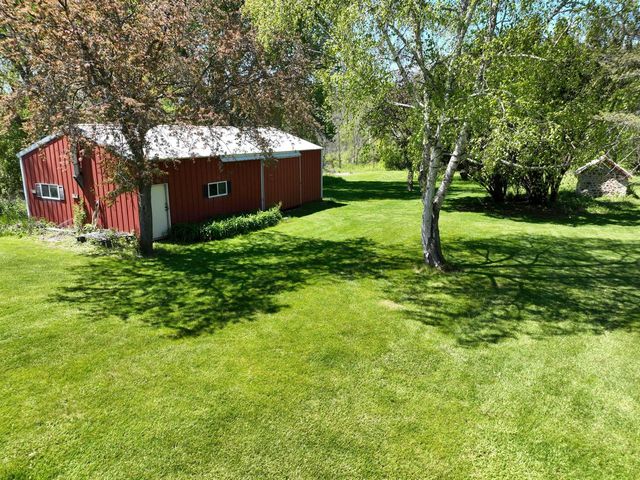 S83W24105 Artesian AVENUE, Big Bend, WI 53103