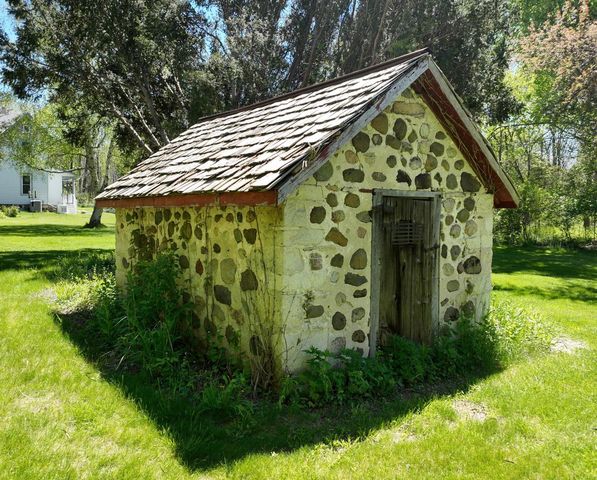 S83W24105 Artesian AVENUE, Big Bend, WI 53103