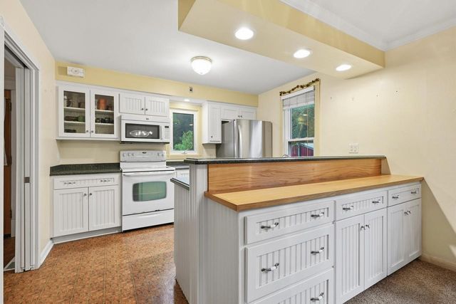 S83W24105 Artesian AVENUE, Big Bend, WI 53103