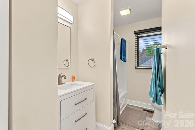 108 W Lee Avenue, Bessemer City, NC 28016