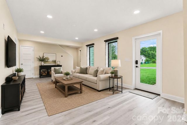 108 W Lee Avenue, Bessemer City, NC 28016