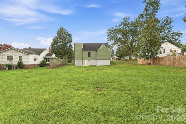 108 W Lee Avenue, Bessemer City, NC 28016
