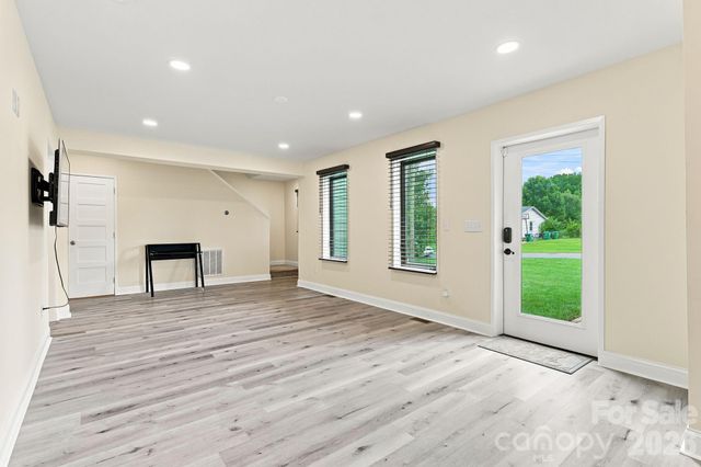 108 W Lee Avenue, Bessemer City, NC 28016