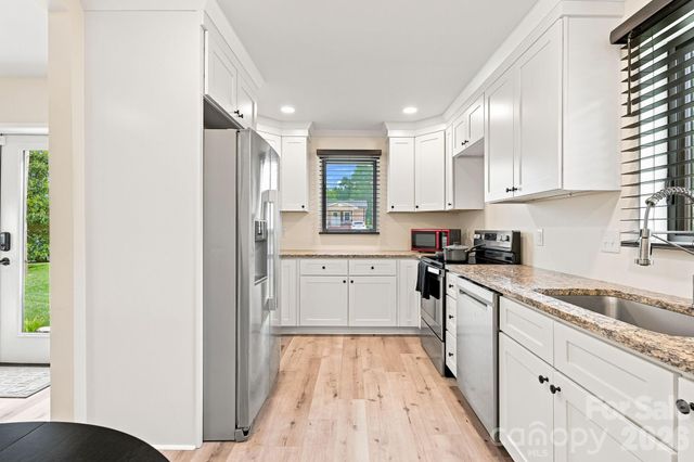 108 W Lee Avenue, Bessemer City, NC 28016