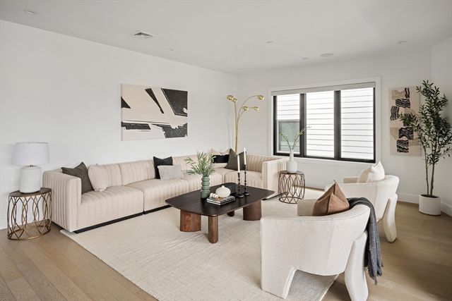 51 Silver St PH, Boston, MA 02127