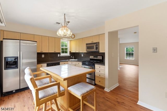 39 Canterbury Cir, Franklin Twp., NJ 08873