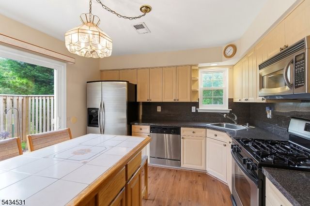 39 Canterbury Cir, Franklin Twp., NJ 08873