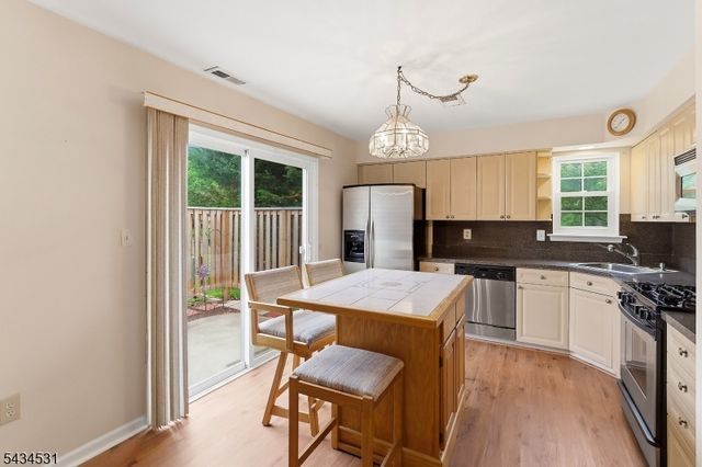 39 Canterbury Cir, Franklin Twp., NJ 08873