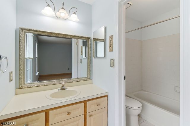 39 Canterbury Cir, Franklin Twp., NJ 08873