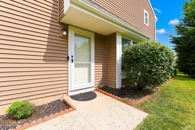 39 Canterbury Cir, Franklin Twp., NJ 08873