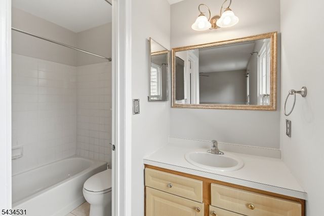 39 Canterbury Cir, Franklin Twp., NJ 08873