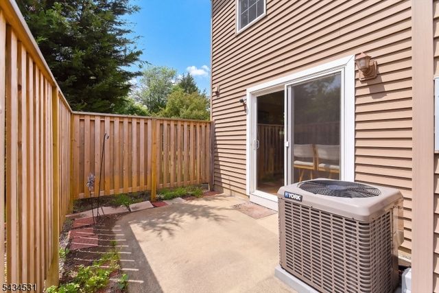 39 Canterbury Cir, Franklin Twp., NJ 08873