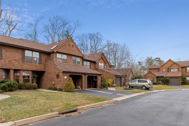 17 Sutton Place, Islip, NY 11751