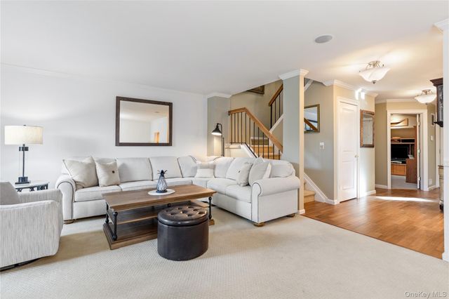 17 Sutton Place, Islip, NY 11751