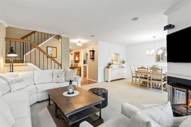 17 Sutton Place, Islip, NY 11751