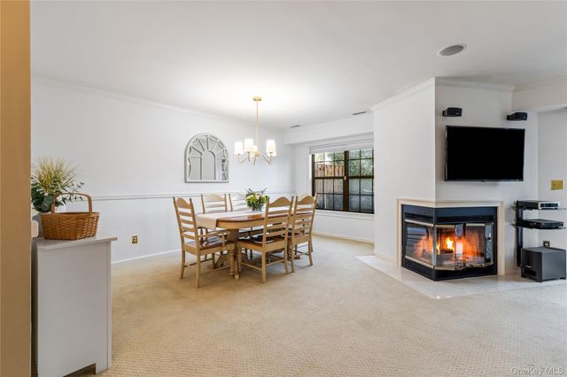 17 Sutton Place, Islip, NY 11751