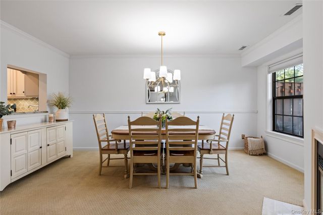 17 Sutton Place, Islip, NY 11751