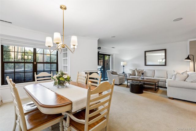 17 Sutton Place, Islip, NY 11751