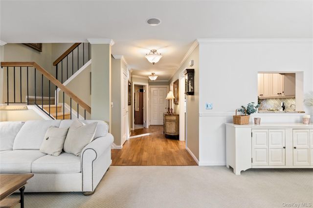 17 Sutton Place, Islip, NY 11751