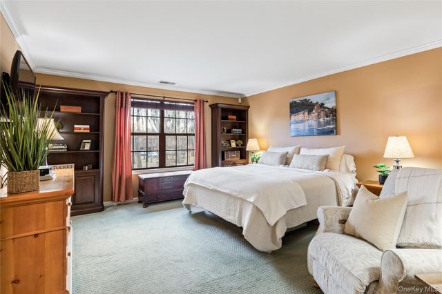 17 Sutton Place, Islip, NY 11751