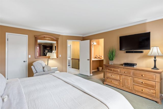 17 Sutton Place, Islip, NY 11751