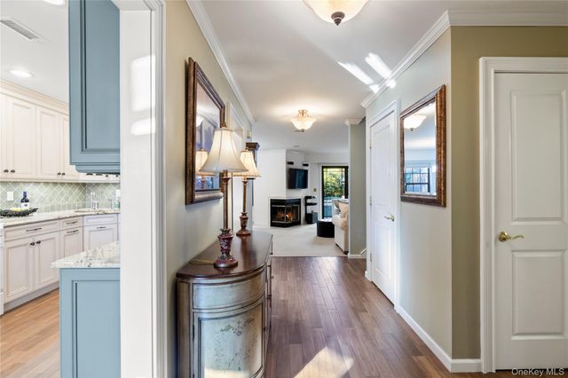 17 Sutton Place, Islip, NY 11751