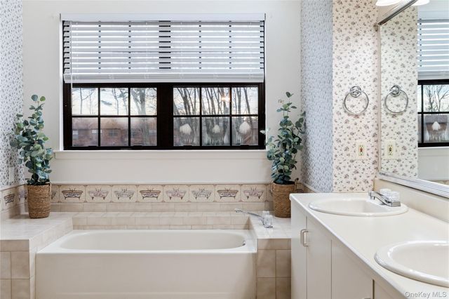 17 Sutton Place, Islip, NY 11751