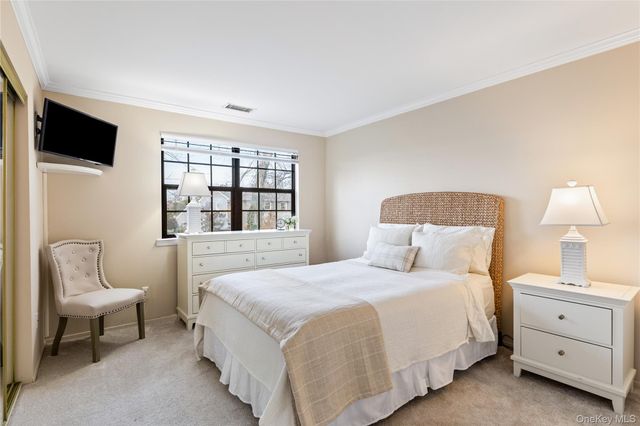 17 Sutton Place, Islip, NY 11751