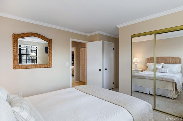 17 Sutton Place, Islip, NY 11751