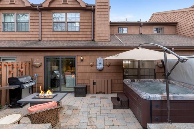 17 Sutton Place, Islip, NY 11751