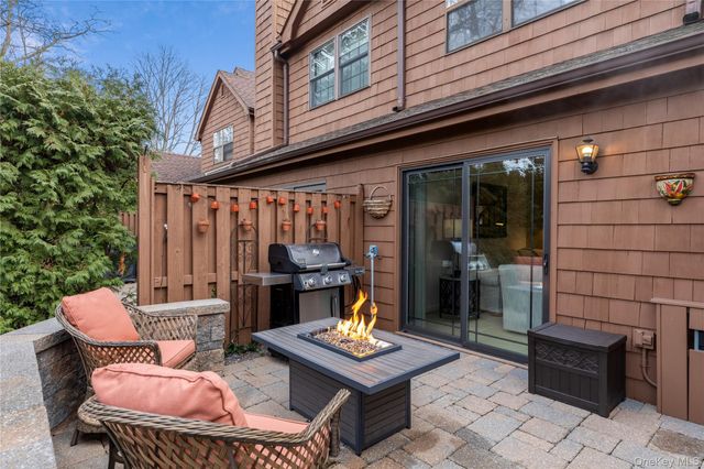 17 Sutton Place, Islip, NY 11751