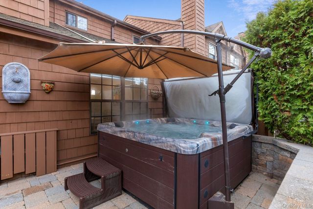 17 Sutton Place, Islip, NY 11751