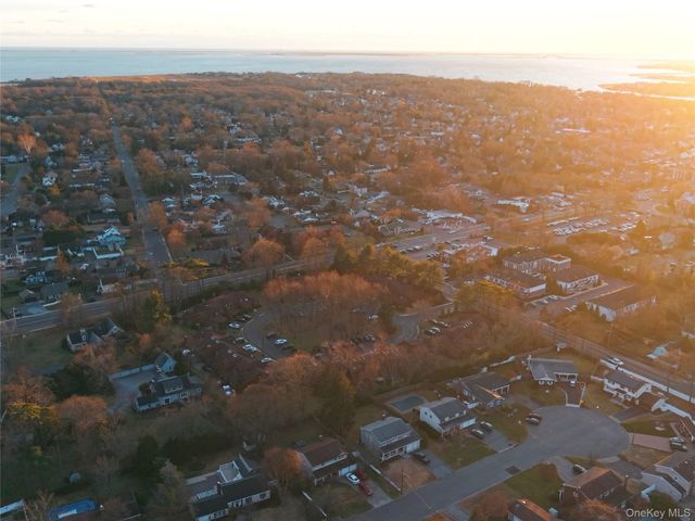 17 Sutton Place, Islip, NY 11751