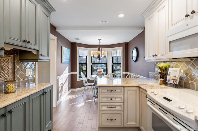 17 Sutton Place, Islip, NY 11751