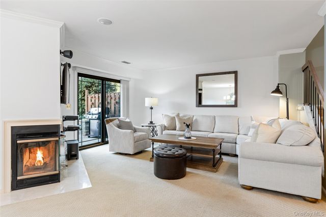 17 Sutton Place, Islip, NY 11751