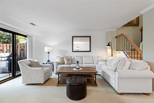 17 Sutton Place, Islip, NY 11751