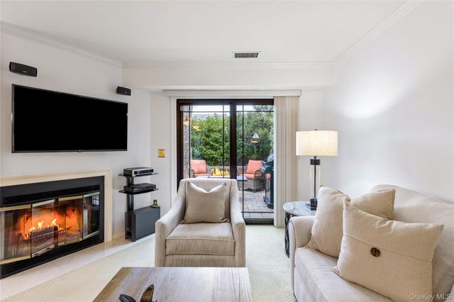 17 Sutton Place, Islip, NY 11751