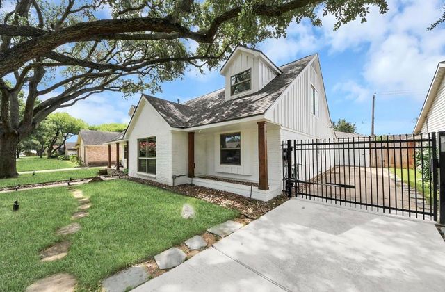 7631 Burning Hills Drive, Houston, TX 77071