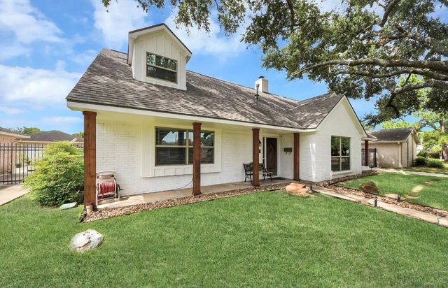 7631 Burning Hills Drive, Houston, TX 77071